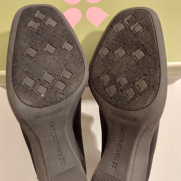 Naturalizer Kismet Black Stretch Shoes - Picture 10 of 14